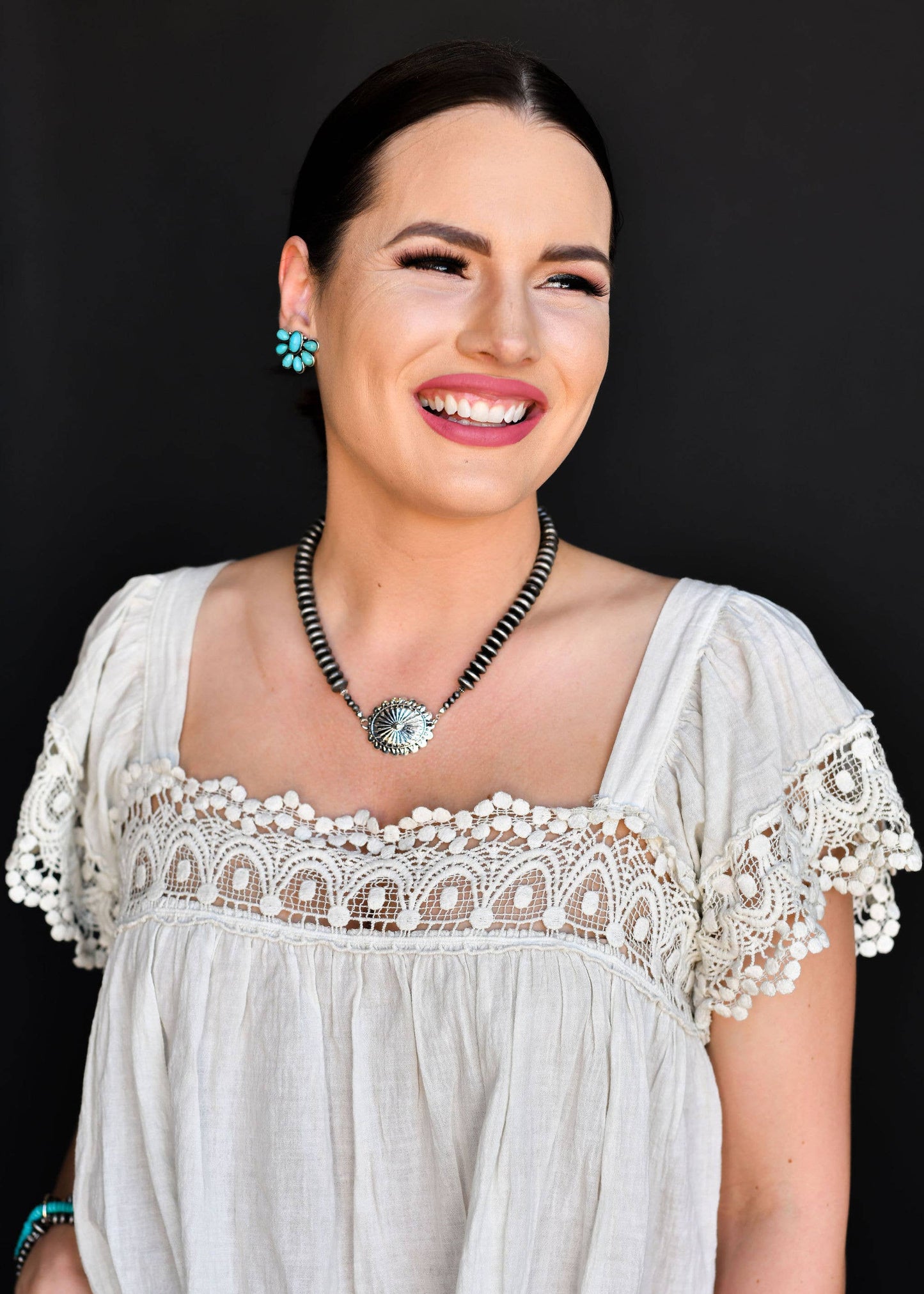 16" Faux Navajo Pearl Disc Necklace With Concho Accent